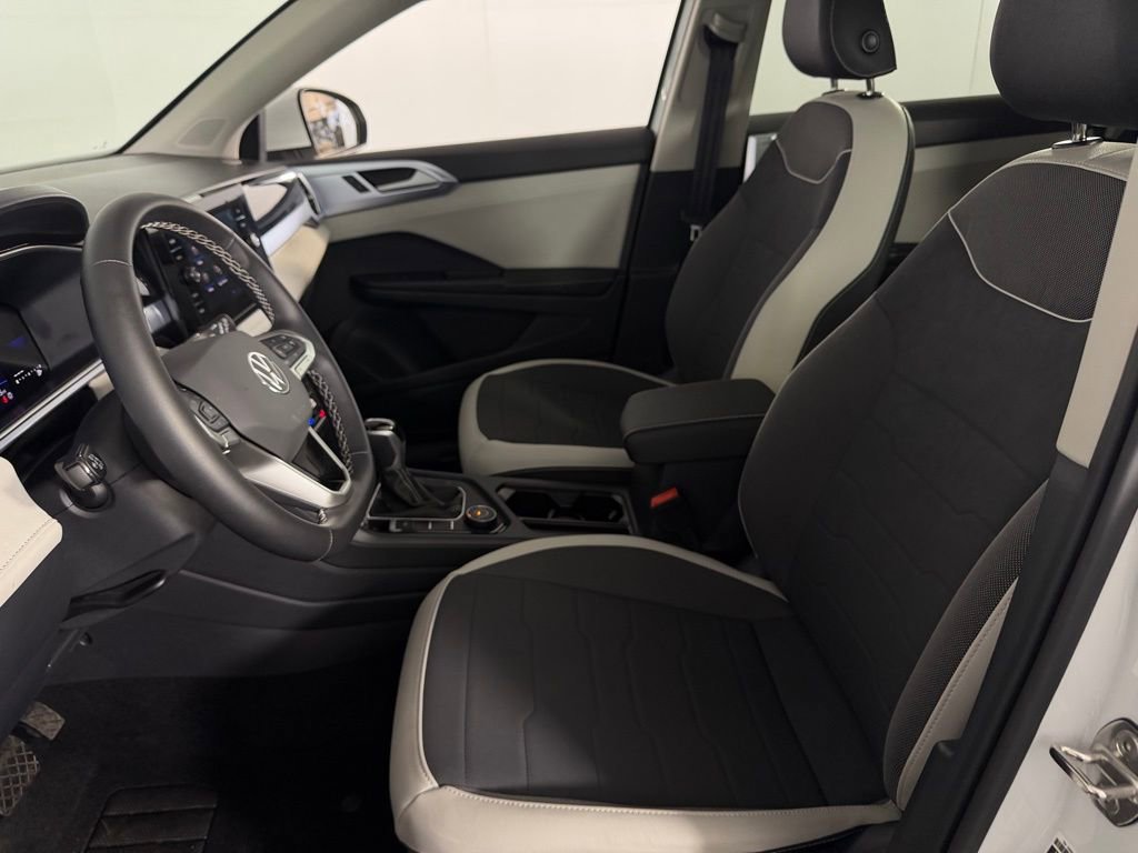 Used 2025 Volkswagen Taos SE w/ Panoramic Sunroof Package AWD/4WD image 21