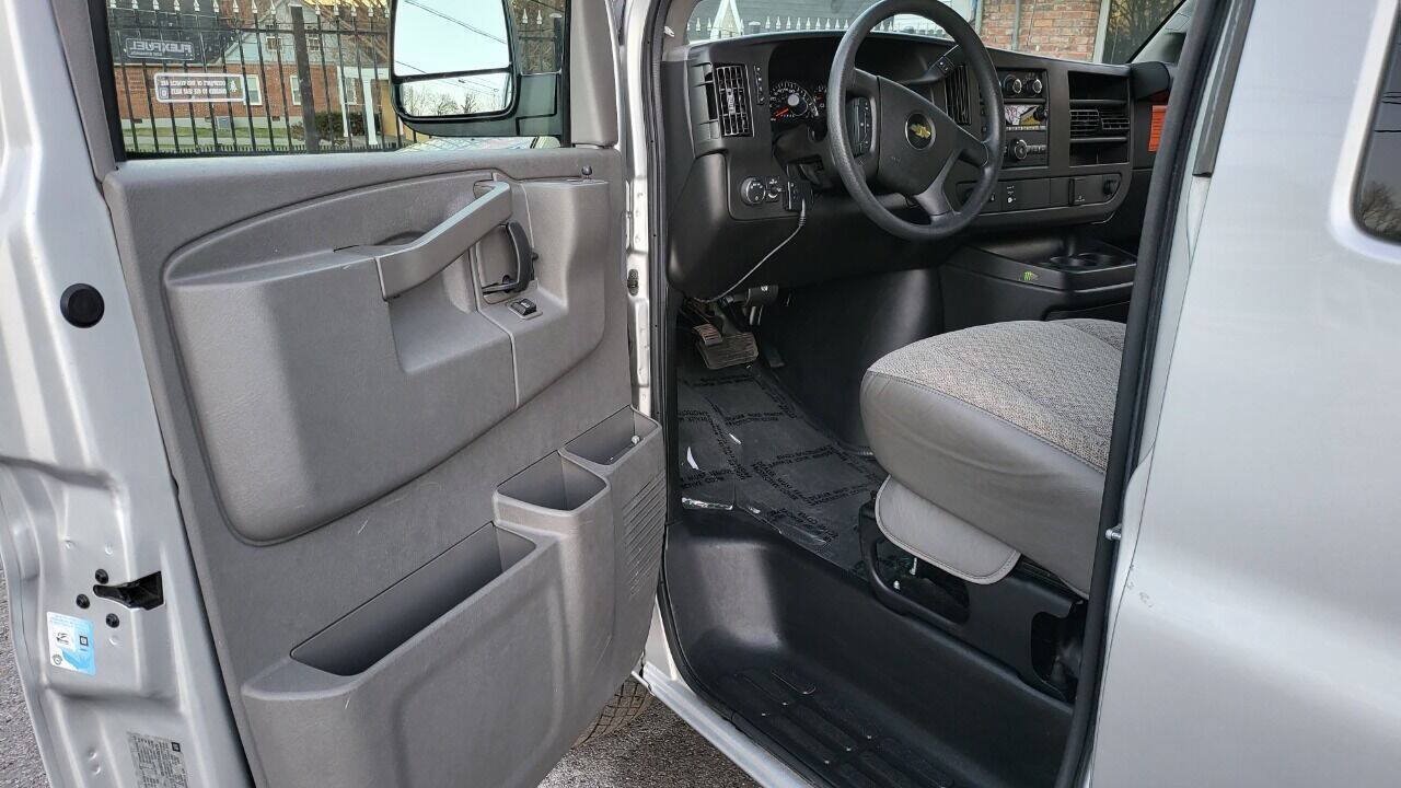 Used 2018 Chevrolet Express 3500 LT w/ LT Preferred Equipment Group RWD image 13