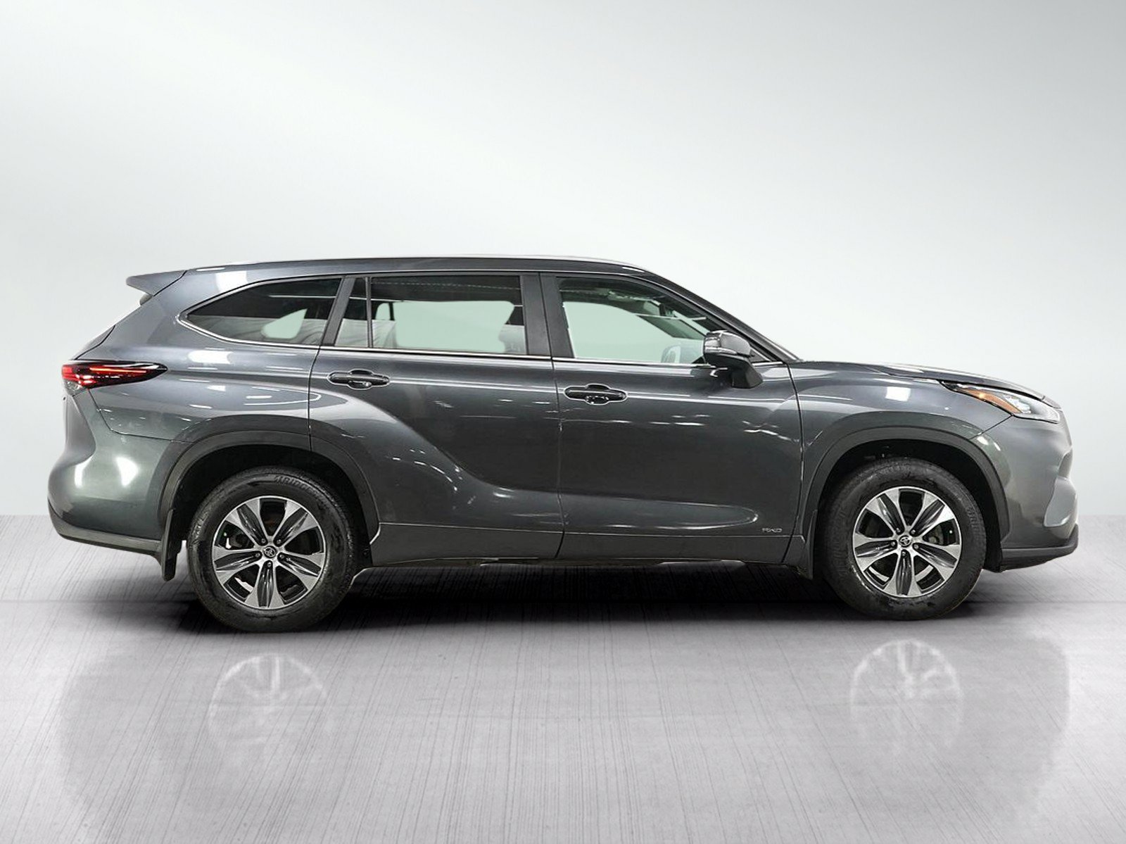 Used 2025 Toyota Highlander XLE AWD/4WD image 6