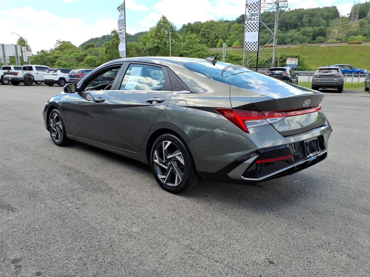 Used 2024 Hyundai Elantra Limited FWD image 4