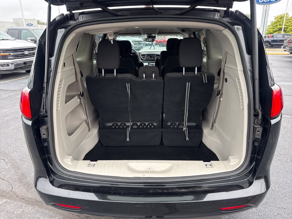 Used 2023 Chrysler Voyager LX FWD image 13