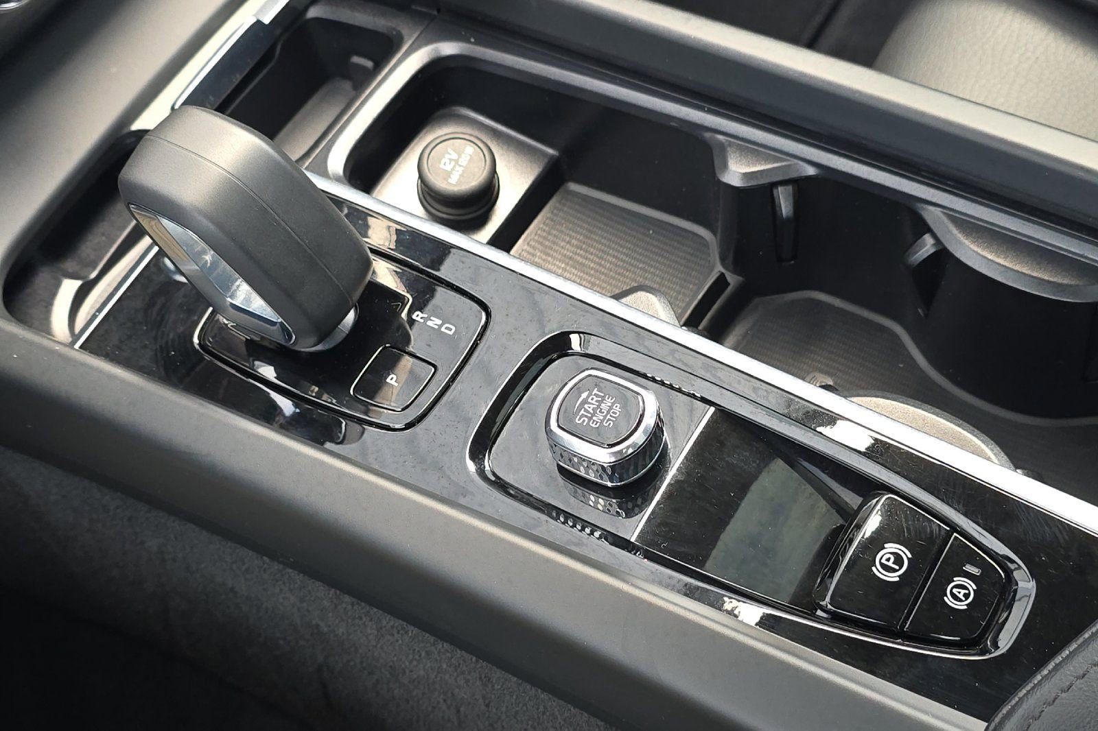 Used 2025 Volvo XC60 B5 Plus image 23