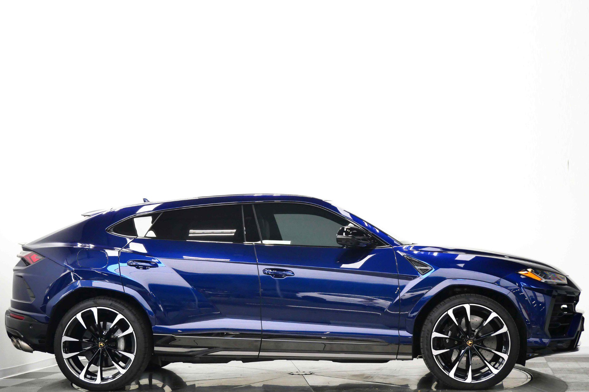 Used 2022 Lamborghini Urus AWD/4WD image 2