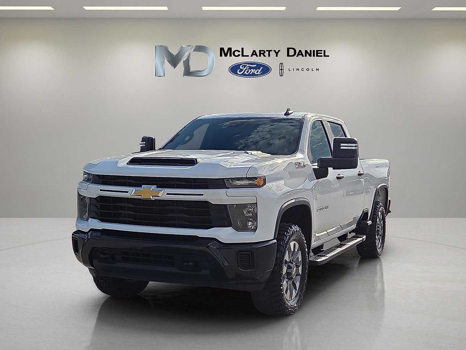 Used 2024 Chevrolet Silverado 2500 Custom w/ Custom Convenience Package AWD/4WD image 2