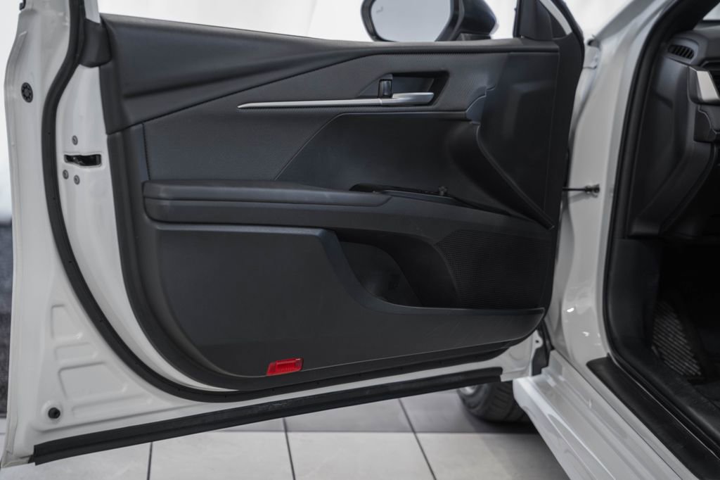 Used 2025 Toyota Camry SE image 38
