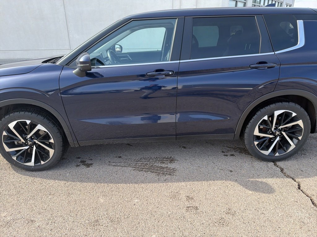 Used 2022 Mitsubishi Outlander SE image 4