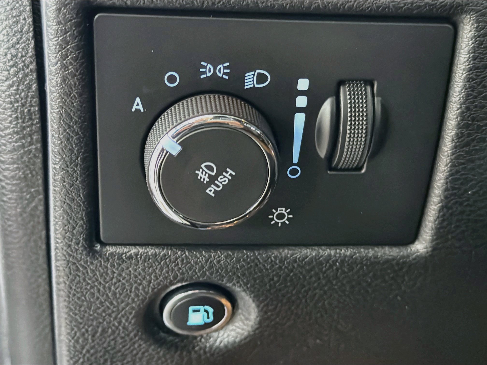 Used 2019 Jeep Grand Cherokee Altitude AWD/4WD image 15