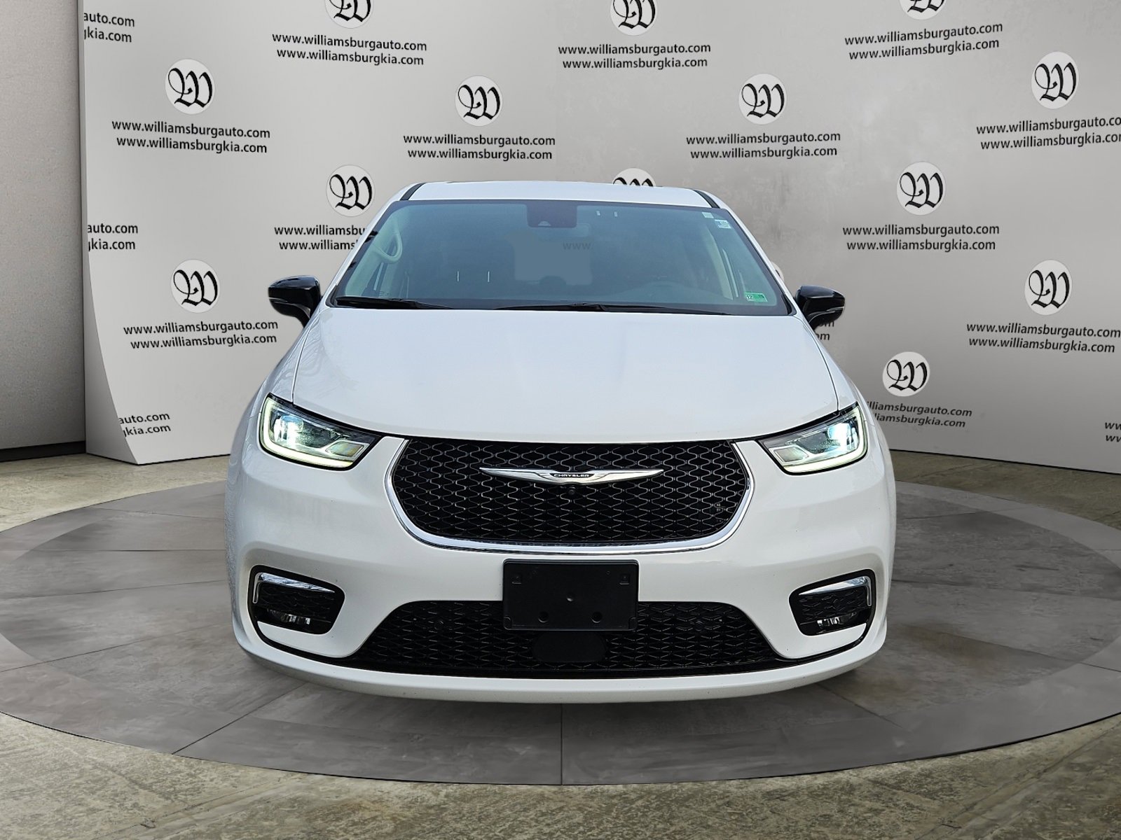 Used 2024 Chrysler Pacifica Touring-L image 8