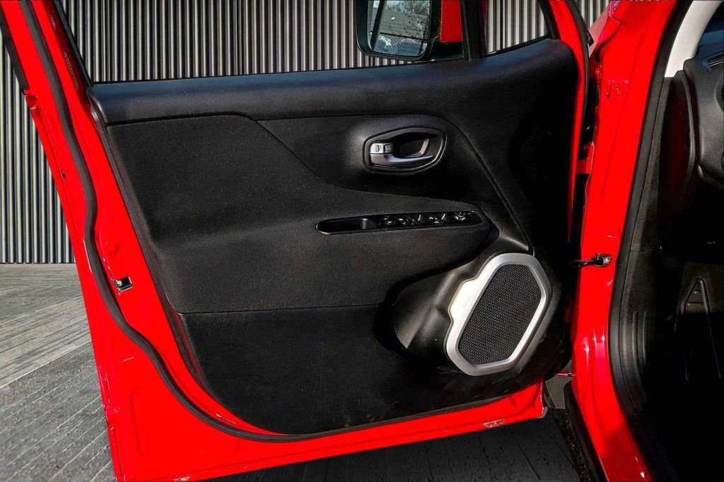 Used 2018 Jeep Renegade Latitude image 24