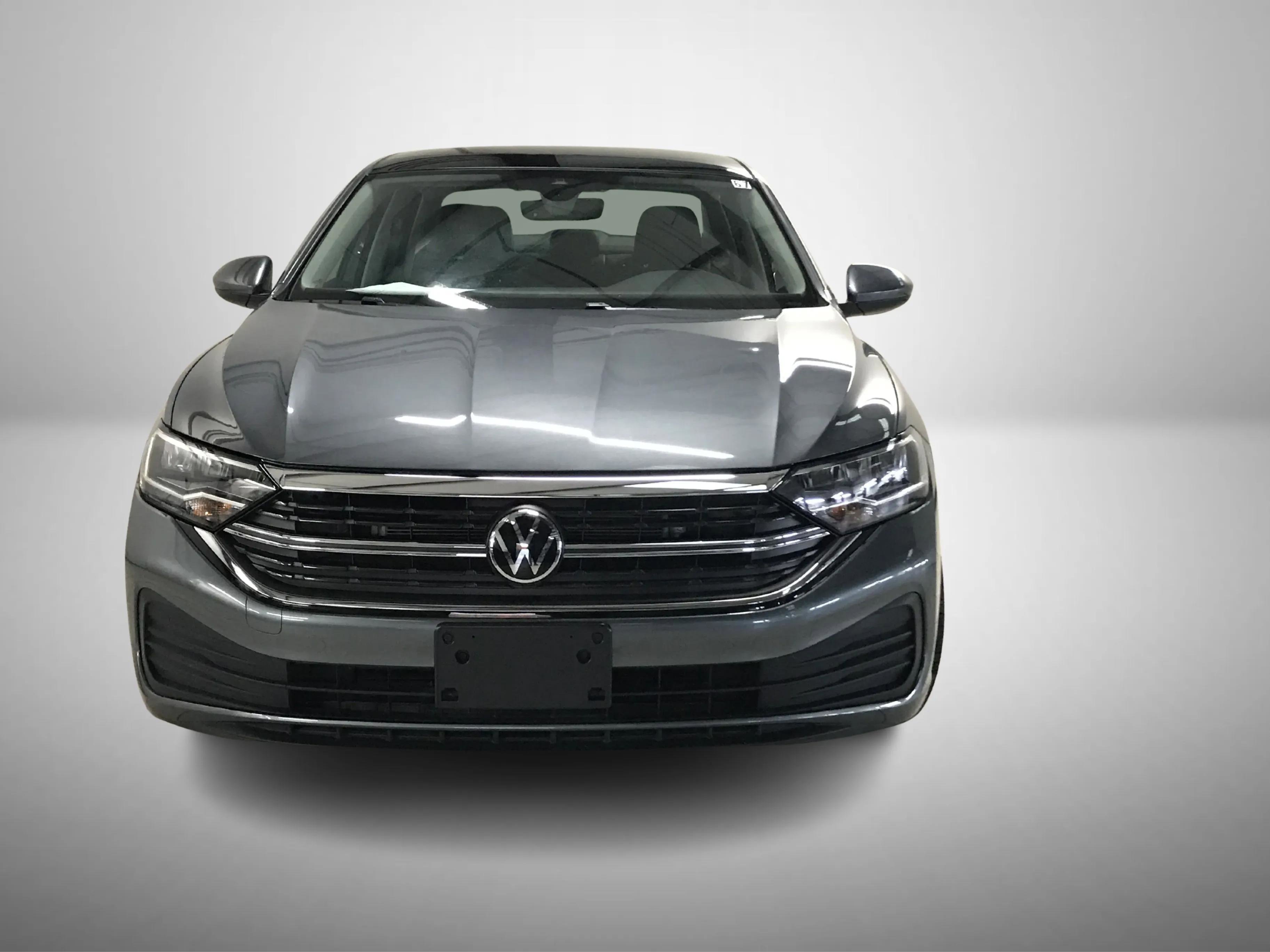 Used 2024 Volkswagen Jetta SE w/ Panoramic Sunroof Package FWD image 2