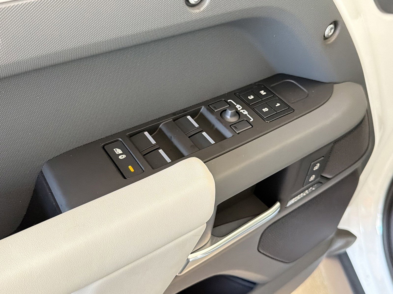 New 2026 Land Rover Defender 110 X-Dynamic SE image 13