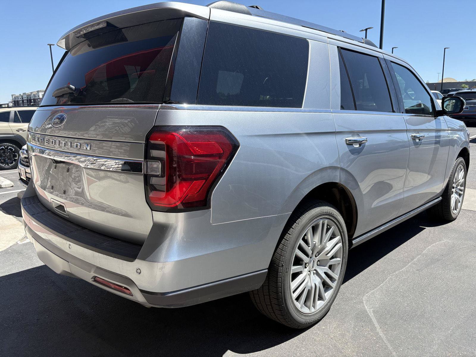 Used 2024 Ford Expedition Limited AWD/4WD image 2