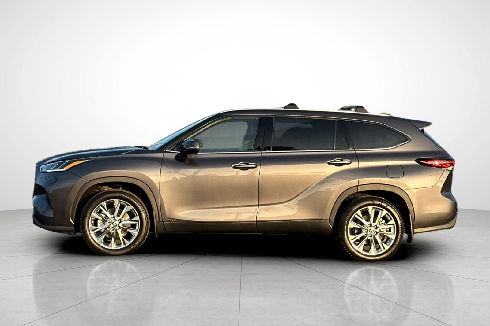 Used 2024 Toyota Highlander Limited image 24