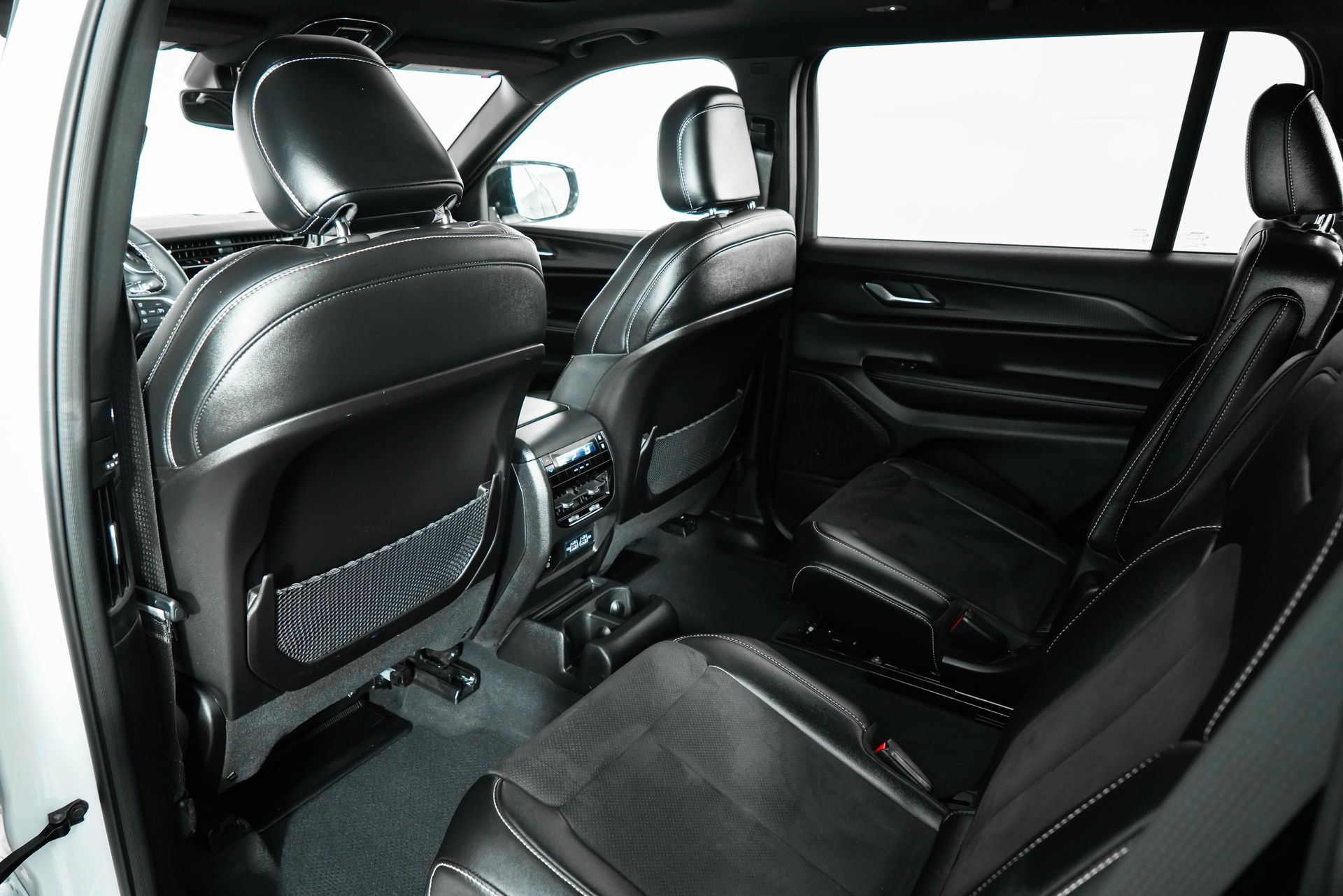 Used 2024 Jeep Grand Cherokee L Altitude image 18