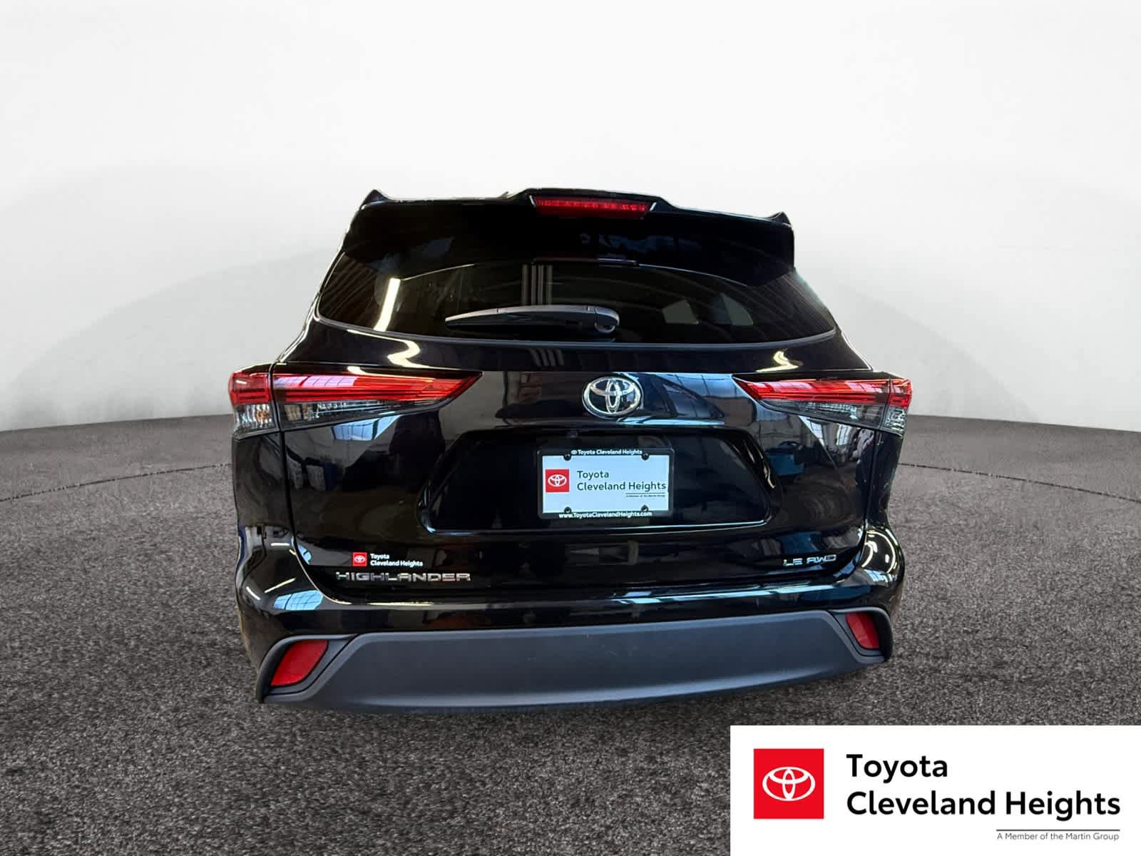 Used 2023 Toyota Highlander LE AWD/4WD image 4