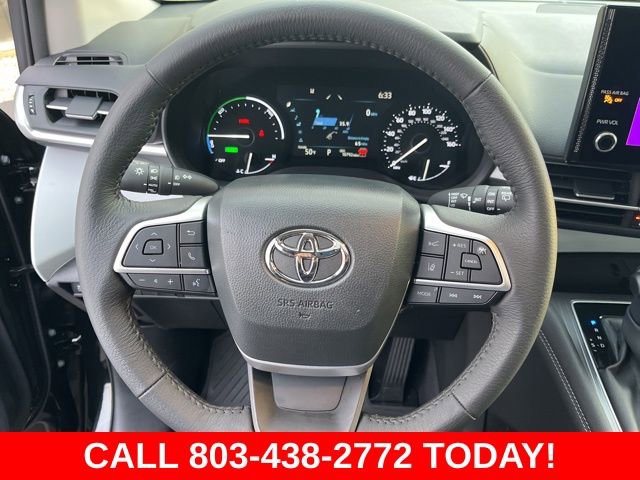 Used 2025 Toyota Sienna XLE image 18