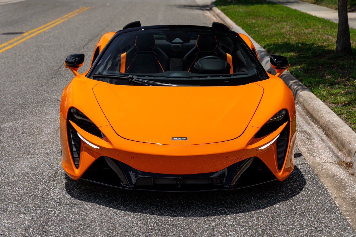 Used 2025 McLaren Artura Spider RWD image 3