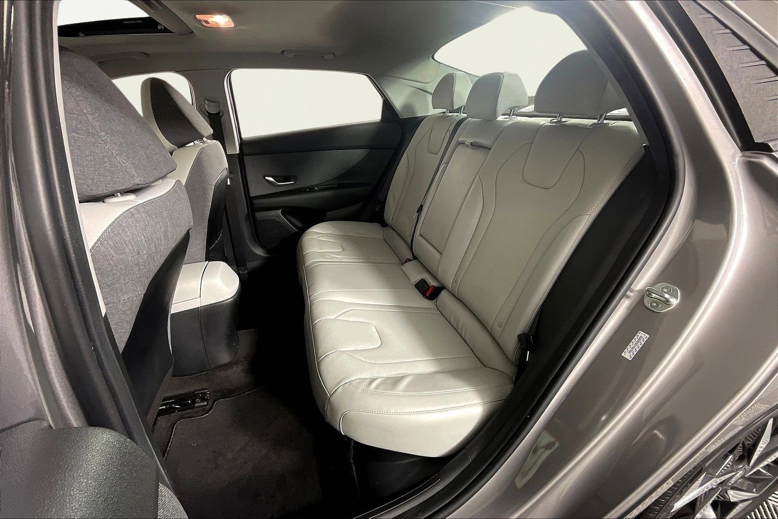 Certified 2022 Hyundai Elantra Limited w/ Preferred Accessory Package image 21