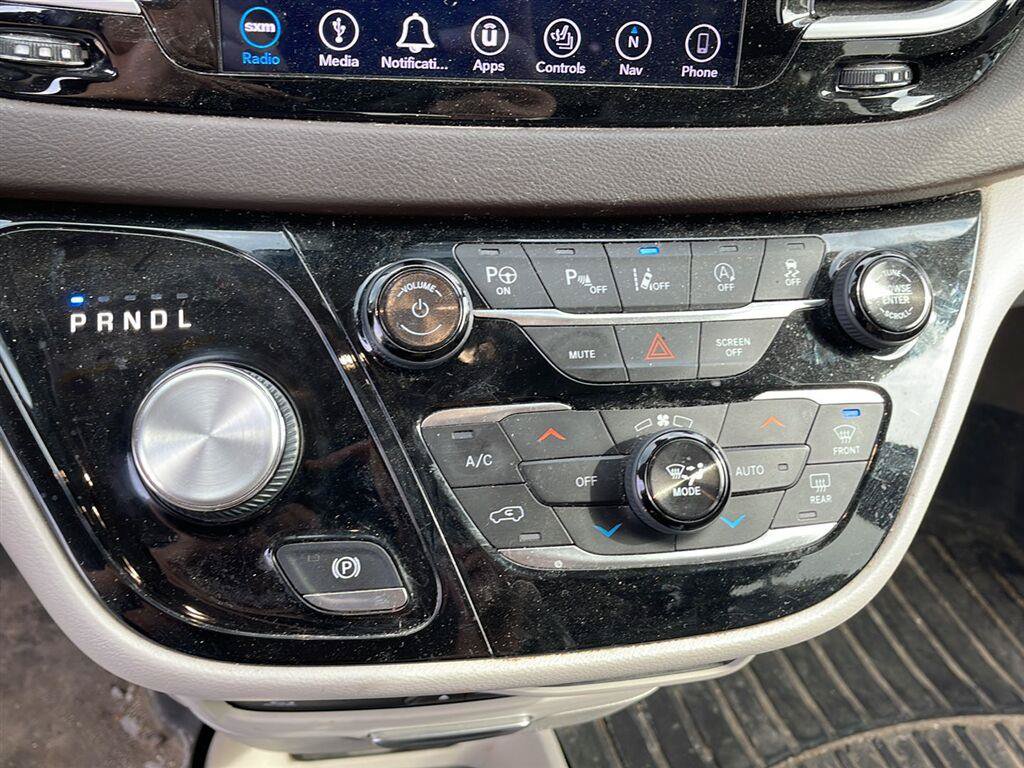 Used 2019 Chrysler Pacifica Touring Plus w/ Advanced Safetytec Group FWD image 9