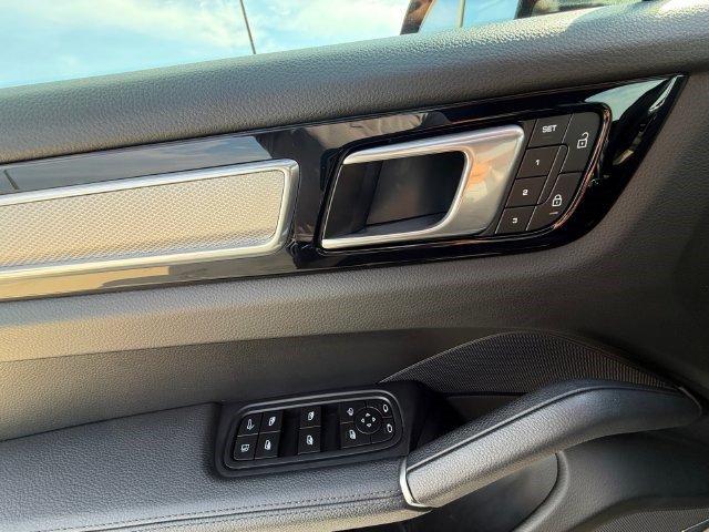 Used 2022 Porsche Cayenne Platinum Edition AWD/4WD image 11