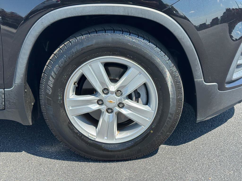Used 2020 Chevrolet Trax LS w/ Tint and Cruise Package FWD image 9