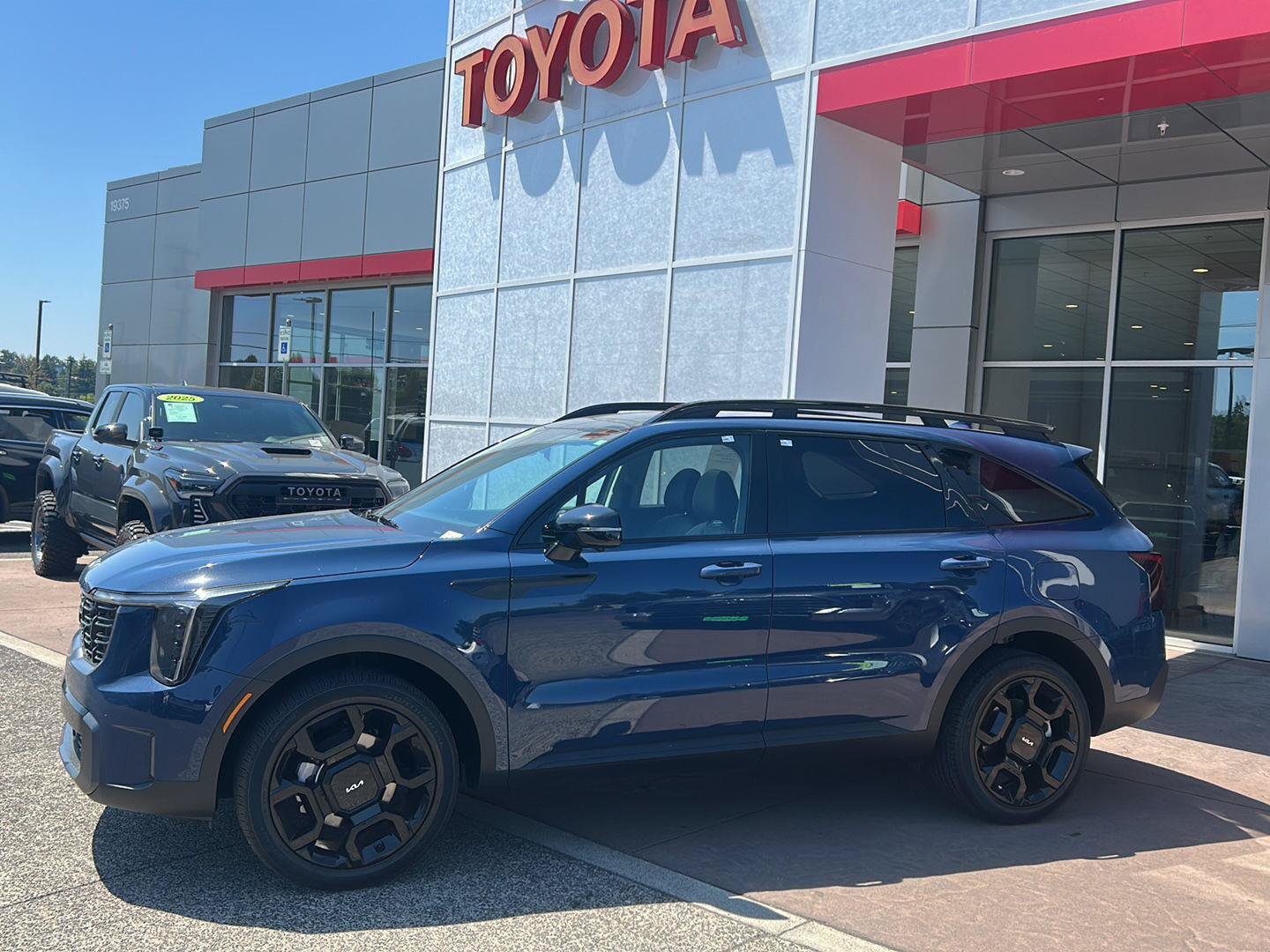 Used 2024 Kia Sorento SX AWD/4WD image 2