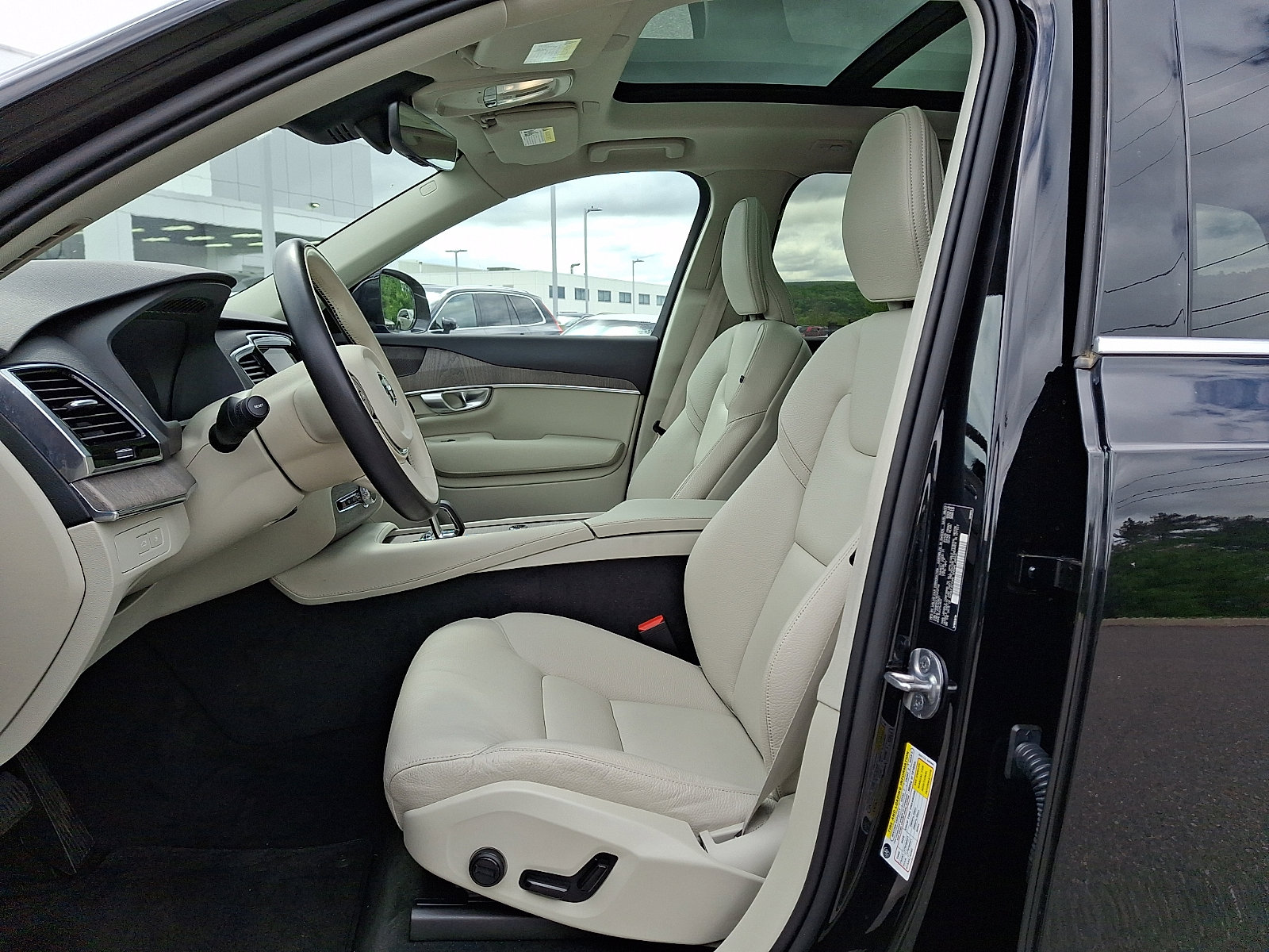 Certified 2024 Volvo XC90 T8 Plus AWD/4WD image 13