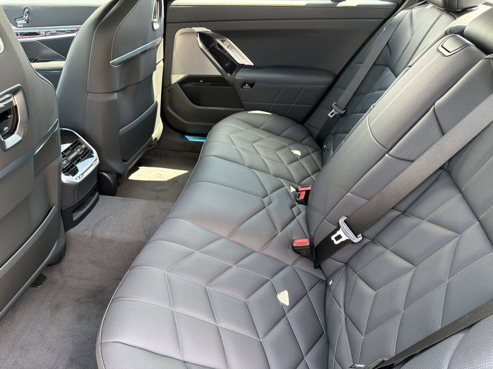 New 2026 BMW 750e xDrive AWD/4WD image 20