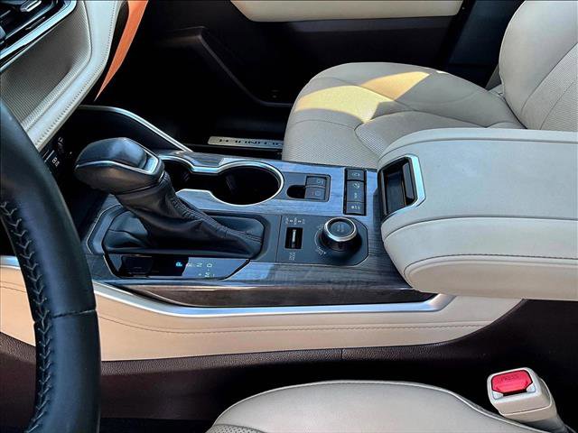 Used 2020 Toyota Highlander Limited image 15