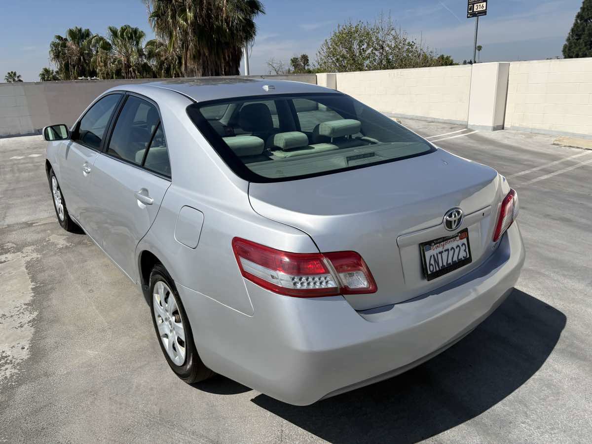 Used 2011 Toyota Camry LE image 11