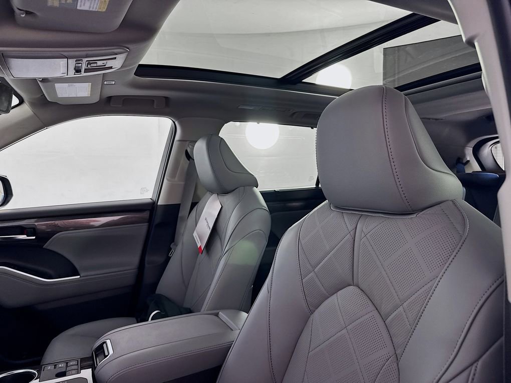 New 2026 Toyota Highlander Platinum image 33