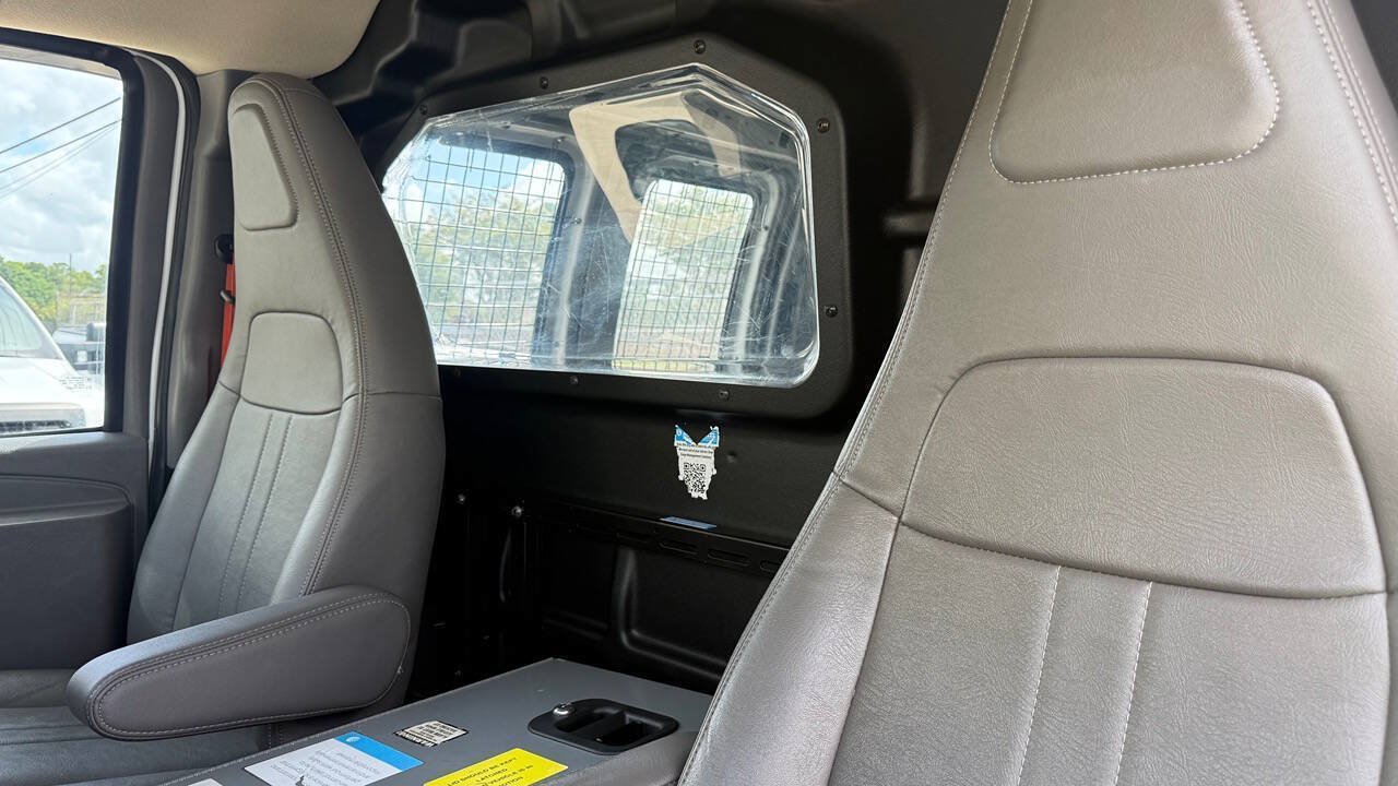 Used 2018 Chevrolet Express 2500 w/ Driver Convenience Package RWD image 16