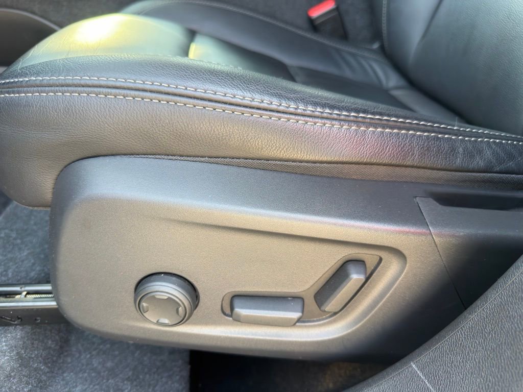 Used 2023 Volvo XC40 B5 Core w/ Convenience Package image 13