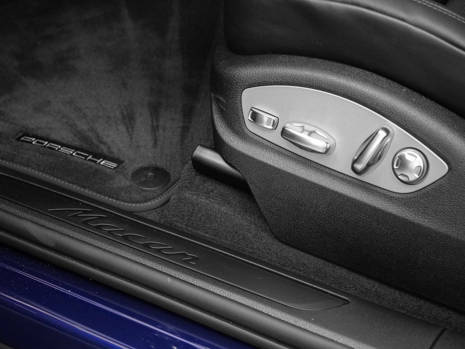 Certified 2025 Porsche Macan AWD/4WD image 20