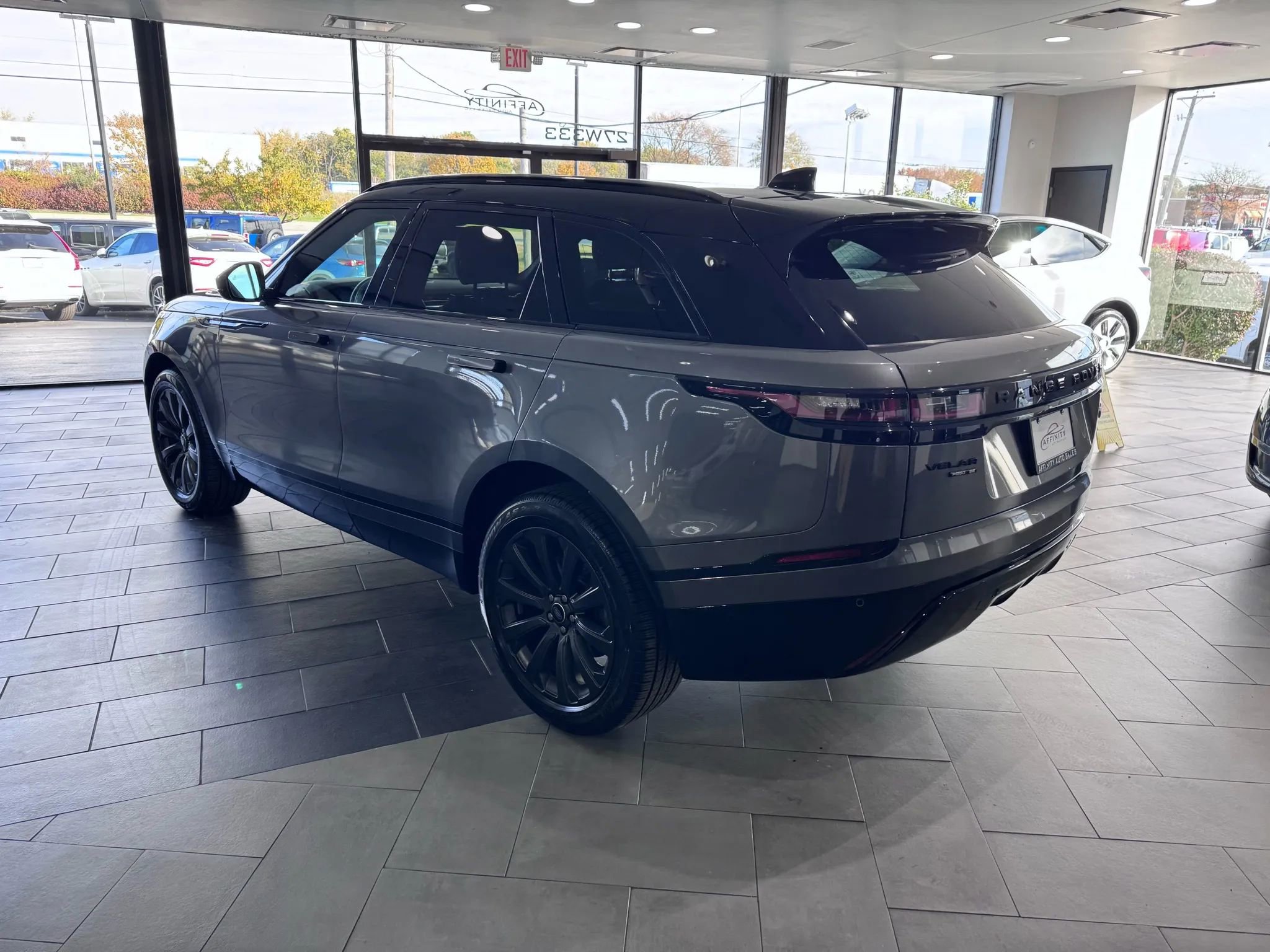 Used 2019 Land Rover Range Rover Velar R-Dynamic SE image 5