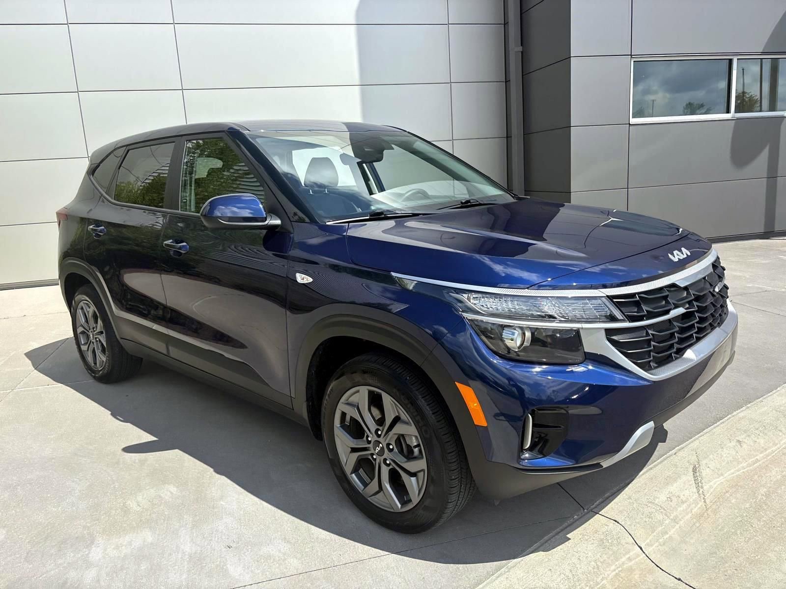 Used 2025 Kia Seltos LX AWD/4WD image 3