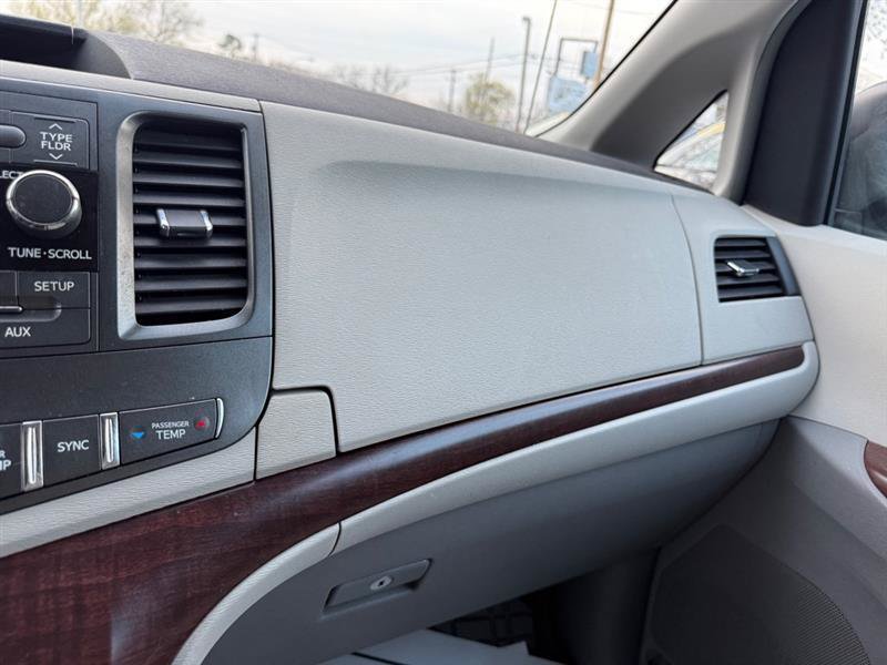 Used 2011 Toyota Sienna XLE AWD/4WD image 17