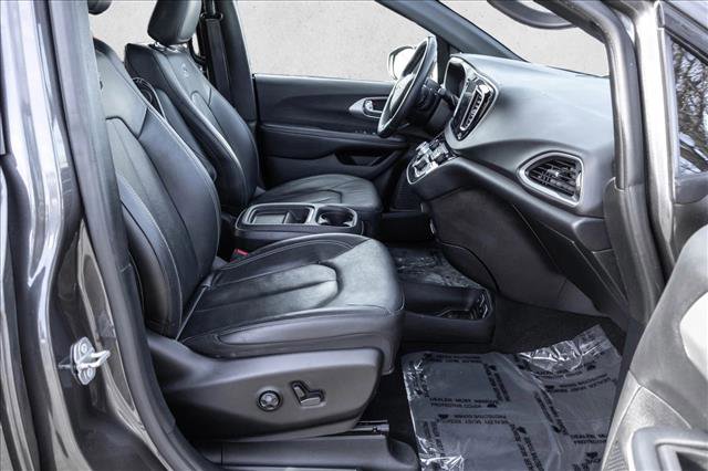 Used 2020 Chrysler Pacifica Touring-L image 25