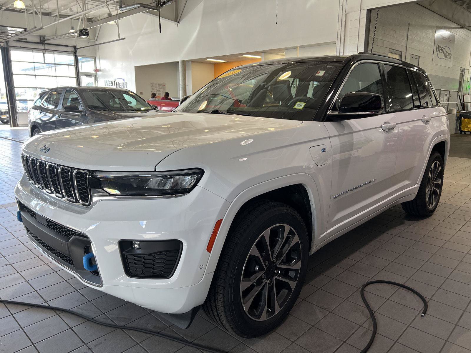 Used 2024 Jeep Grand Cherokee Overland w/ Luxury Tech Group IV AWD/4WD image 51