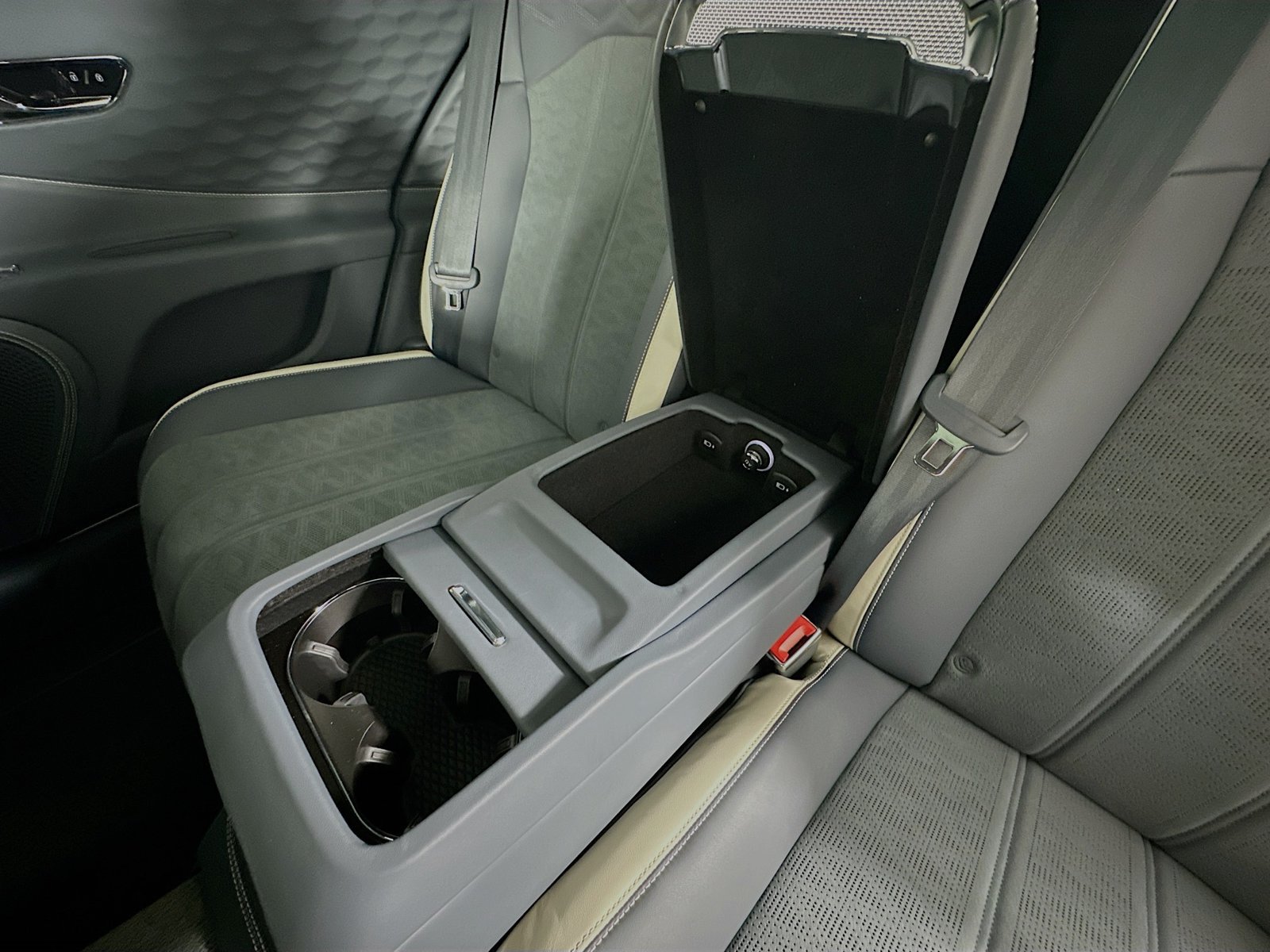 New 2026 Bentley Flying Spur Plug-In Hybrid AWD/4WD image 68