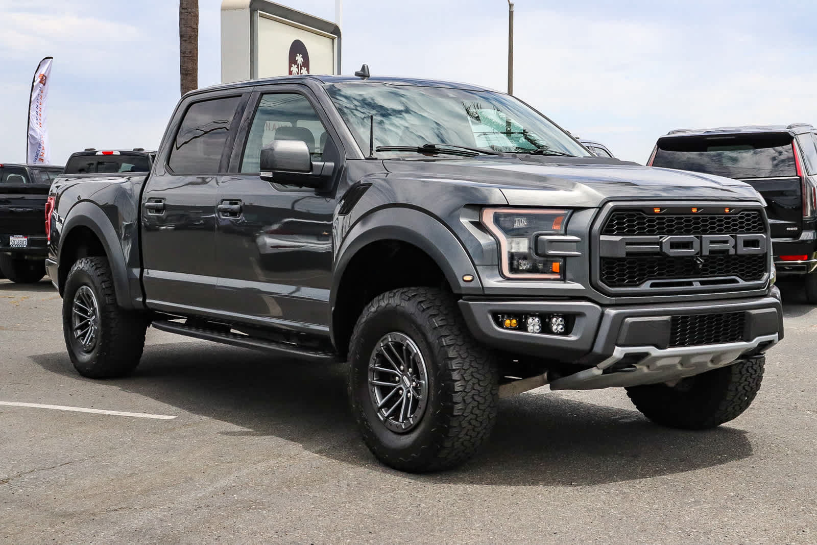 Used 2019 Ford F150 Raptor w/ Equipment Group 802A Luxury AWD/4WD image 3