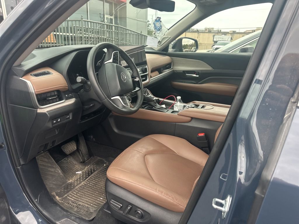 Used 2025 Toyota Grand Highlander AWD image 10
