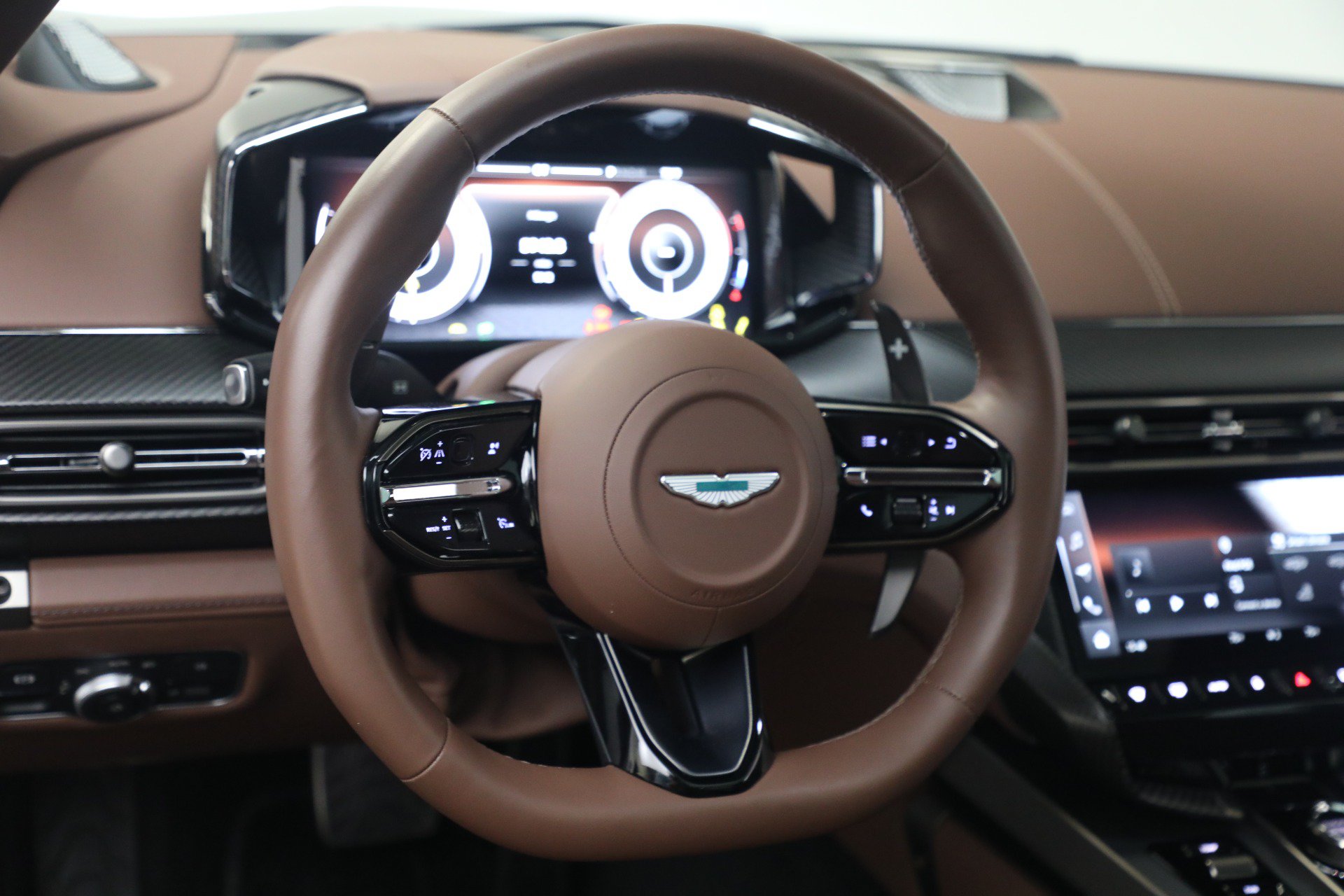 Used 2025 Aston Martin Vanquish RWD image 24