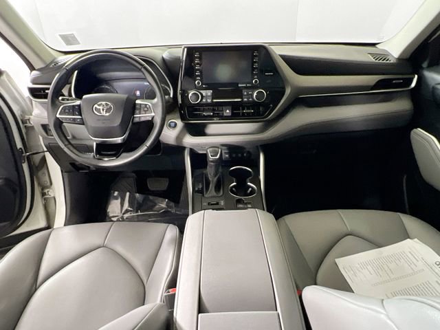 Used 2021 Toyota Highlander XLE AWD/4WD image 9