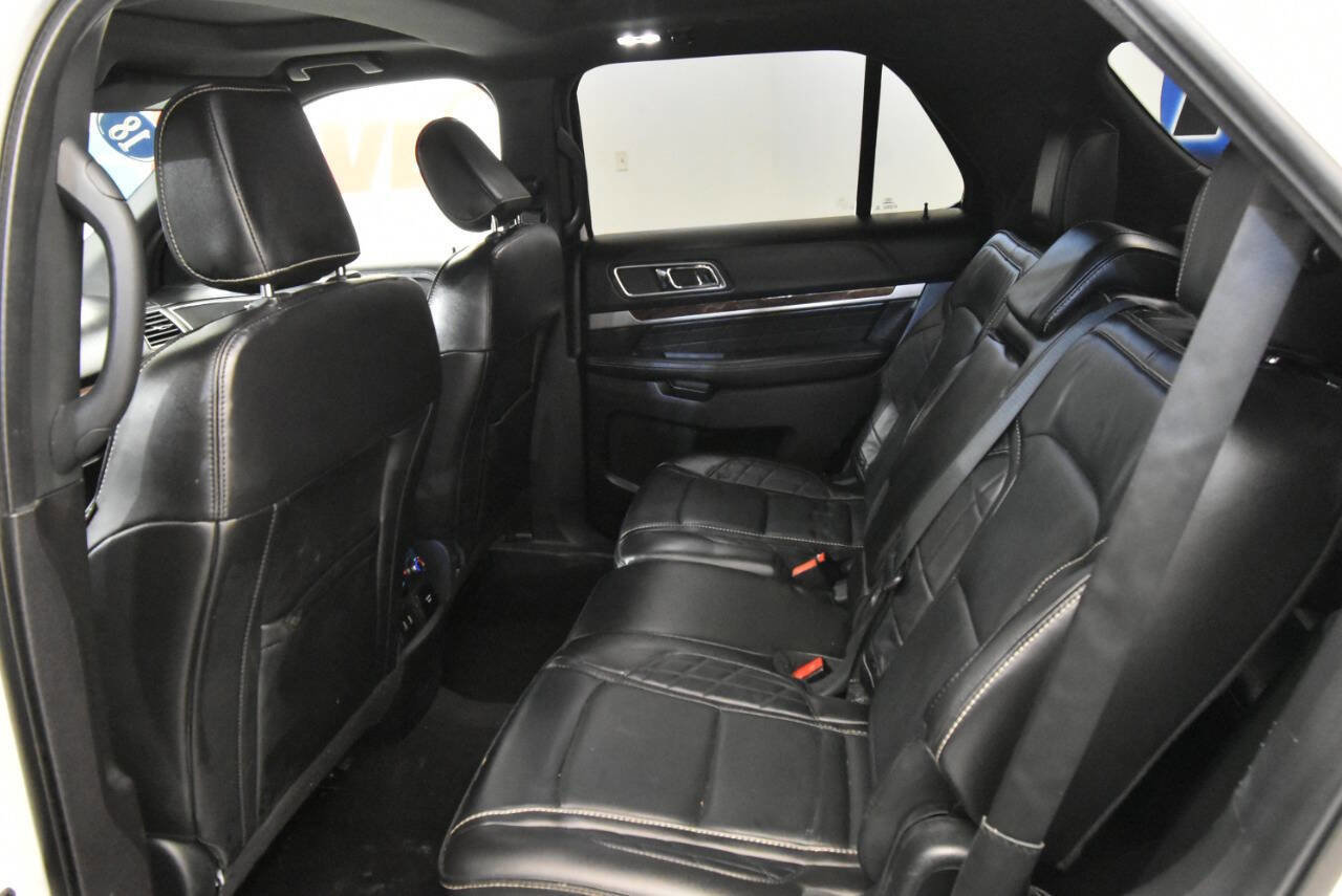 Used 2018 Ford Explorer Platinum image 17