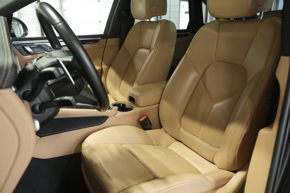 Certified 2022 Porsche Macan image 5