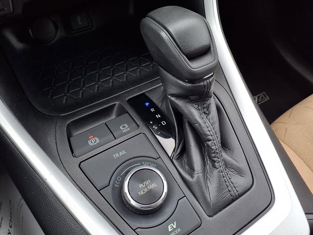Used 2021 Toyota RAV4 XLE w/ Convenience Package image 18