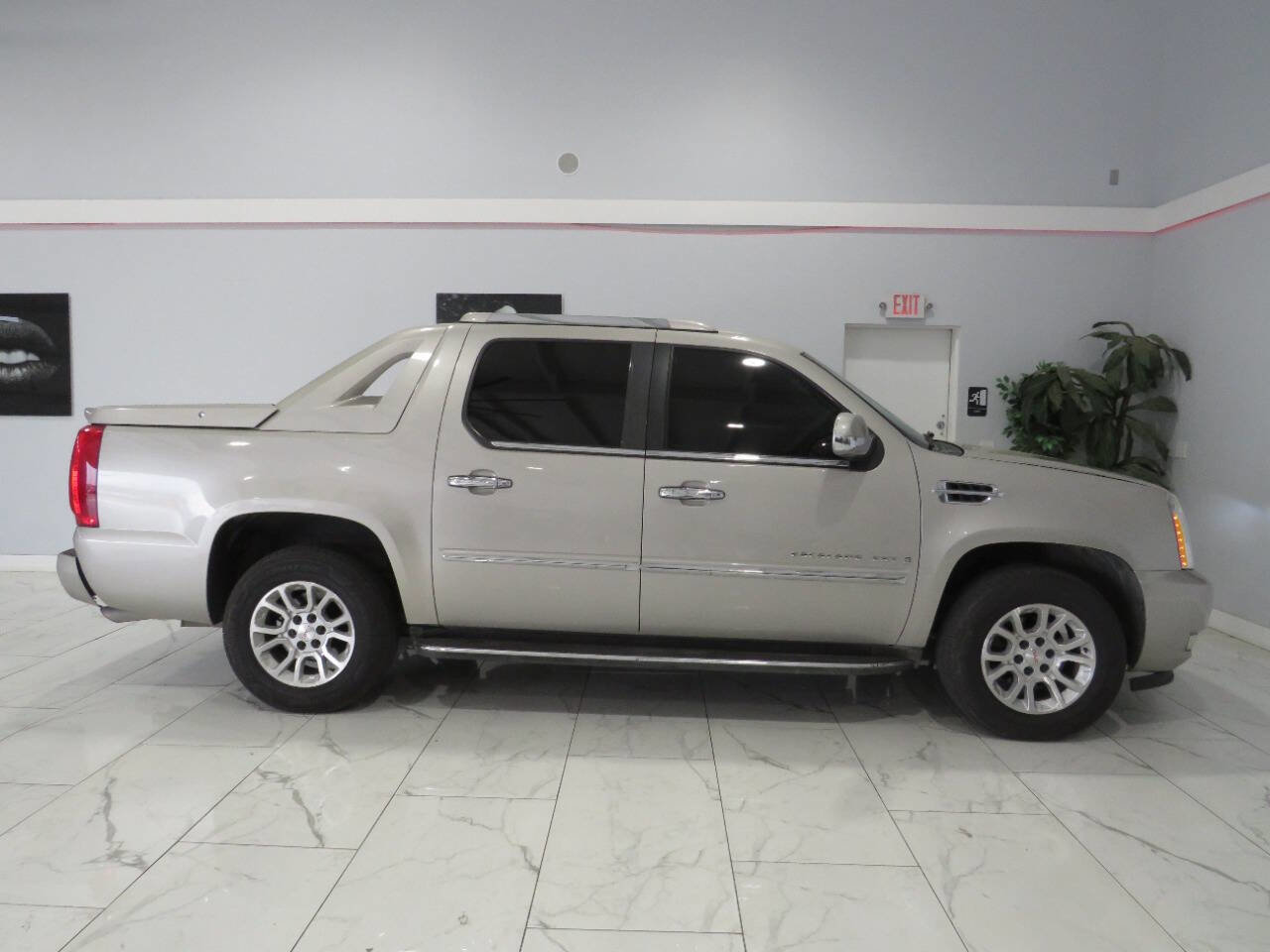 Used 2007 Cadillac Escalade EXT w/ Information Package AWD/4WD image 3
