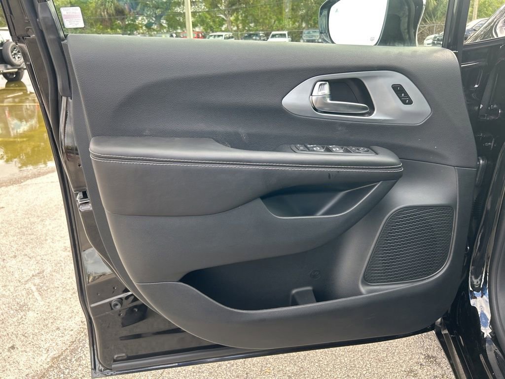 New 2026 Chrysler Pacifica Select FWD image 36