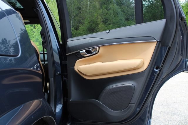 Certified 2025 Volvo XC90 T8 Ultra w/ Protection Package Premier AWD/4WD image 18